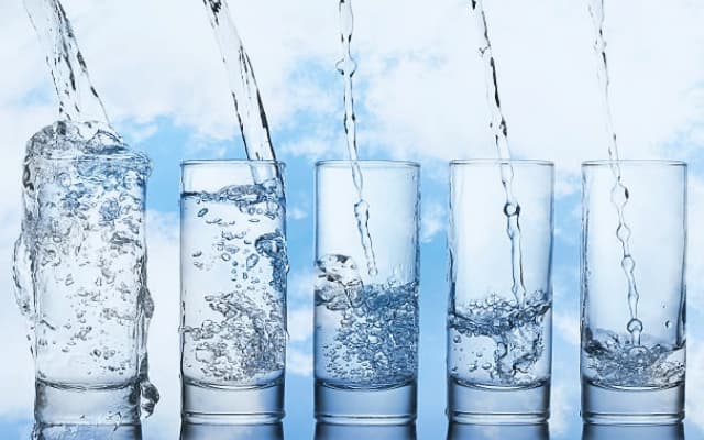 Vasos llenados con osmosis inversa a distintos niveles de agua