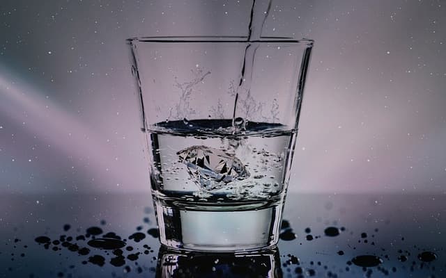 Diamante dentro de un vaso de agua