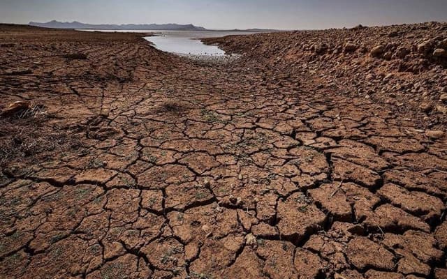 Cauce de un rio agrietado por sequia