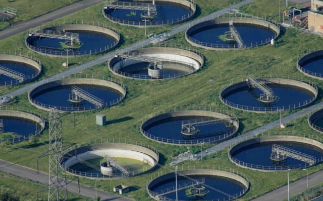 Depósitos de tratamiento de agua en una depuradora 