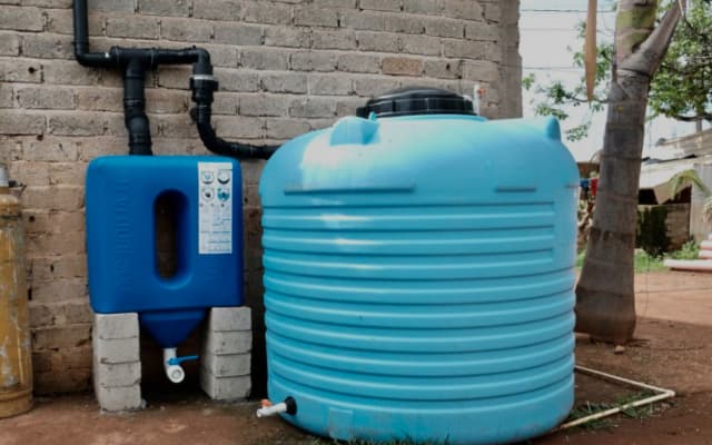 Depositos conectados a una tuberia para recolectar agua de lluvia del tejado