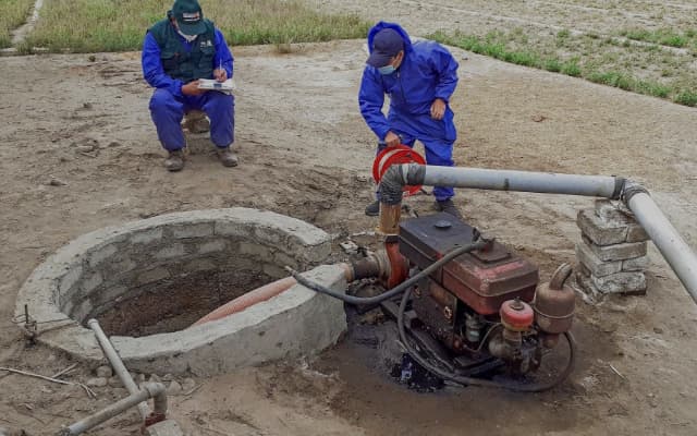 Operarios muestran como sacar agua de un pozo manejando una bomba sumergible para pozo