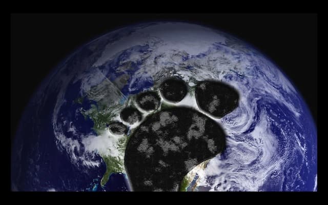 Huella hídrica en el planeta. Pisada de un zapato en una imagen de la tierra